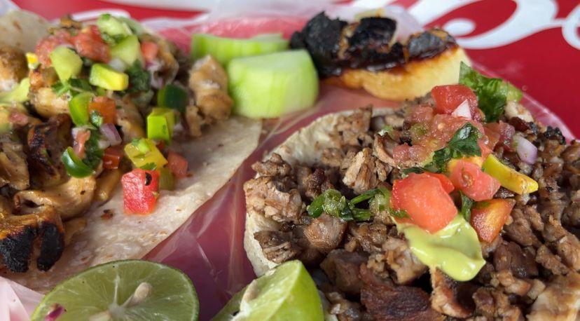 Taco de harina y maíz con carne asada El Compa Chapo Guasave